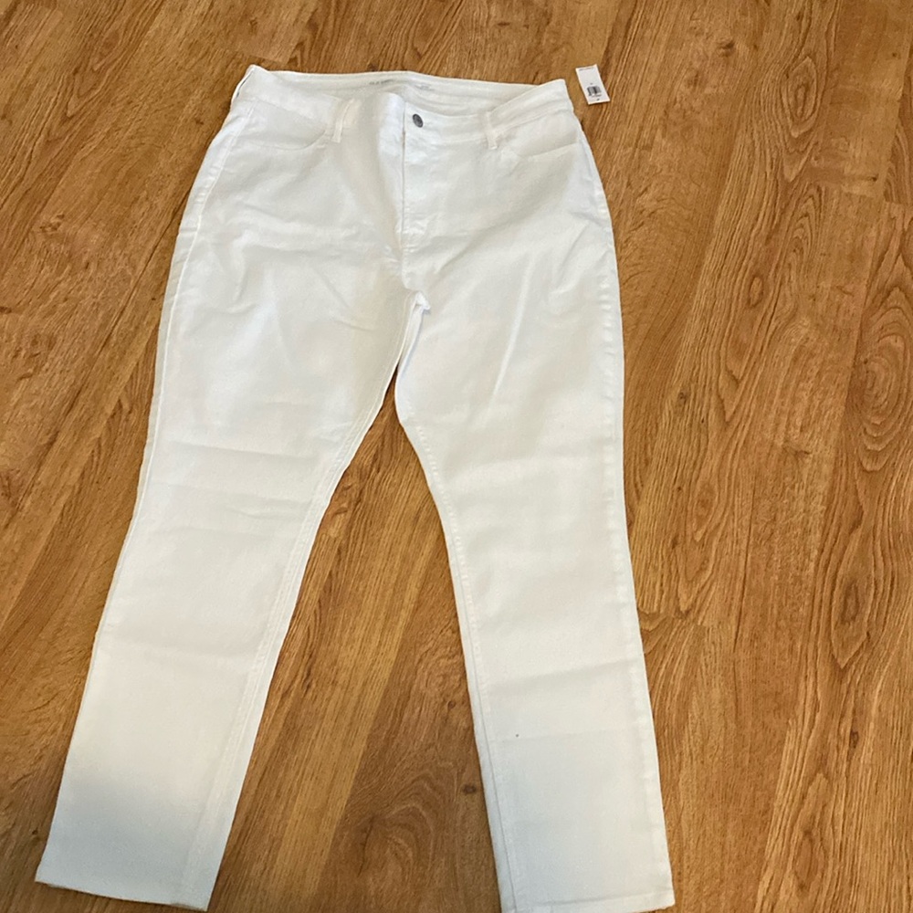 Old Nvy white WOW super skinny jeans! Never worn. Tag attached. Size 14
